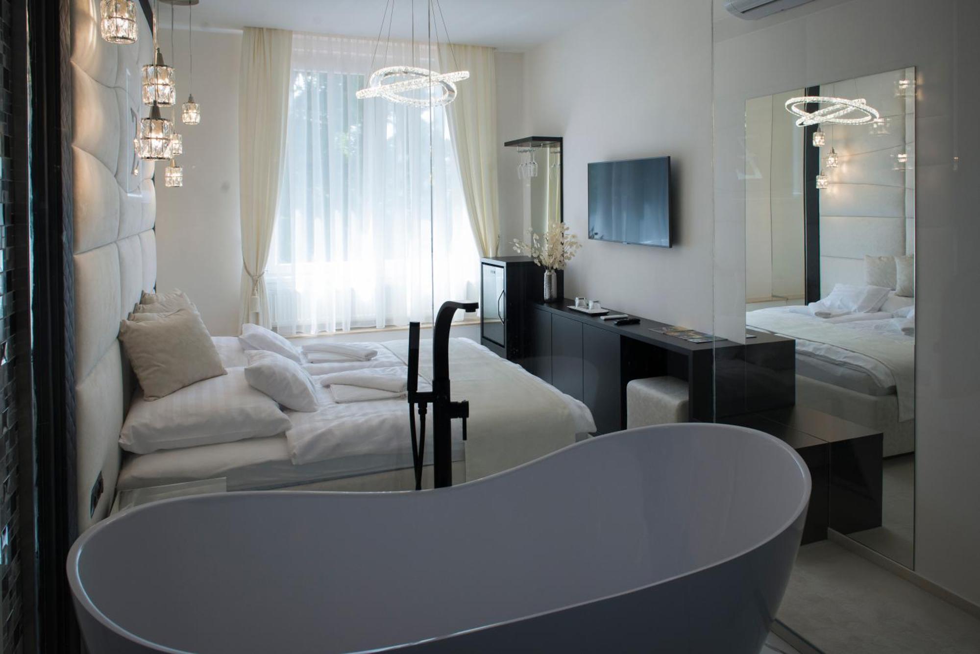 Z Rooms Boutique Zalaegerszeg Bagian luar foto